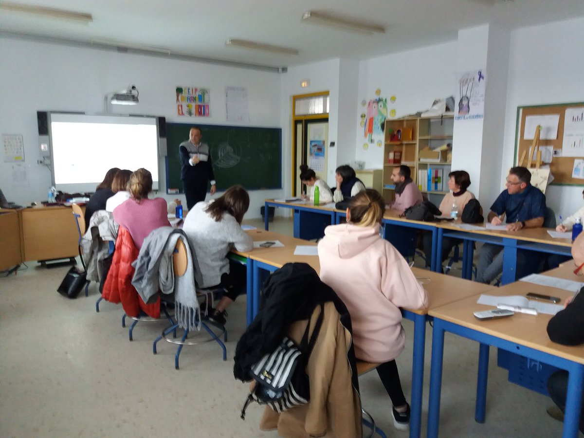 LauraMarPor's tweet photo. El CEIP Doñana (El Rocío) finaliza la formación en #ABP con Manuel Jesús Clavijo con un trabajo espectacular y la implicación de todo su claustro.
@cepbollullos https://t.co/hdh4ls4GP1