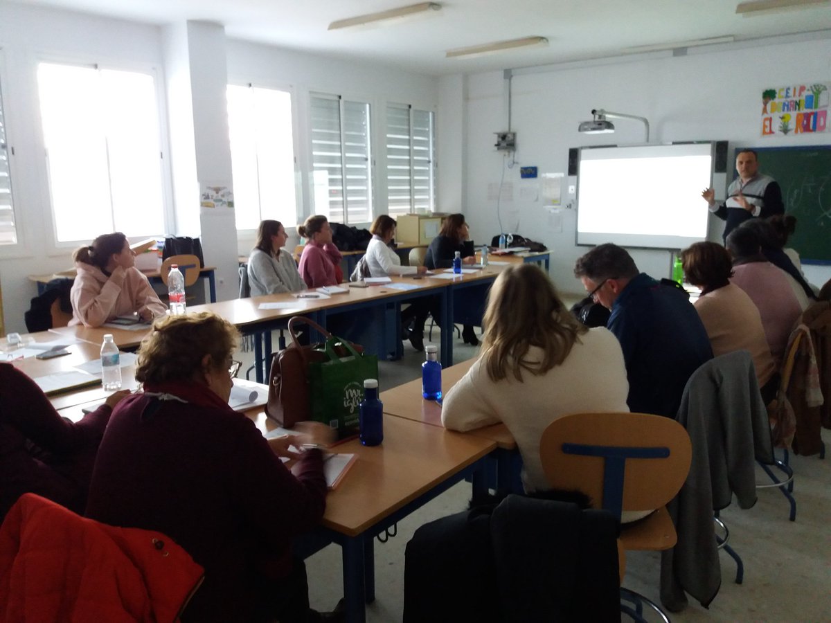 LauraMarPor's tweet photo. El CEIP Doñana (El Rocío) finaliza la formación en #ABP con Manuel Jesús Clavijo con un trabajo espectacular y la implicación de todo su claustro.
@cepbollullos https://t.co/hdh4ls4GP1