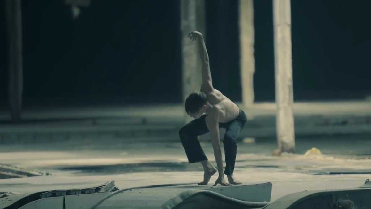 MosyonlessMin's tweet photo. I'll just sit back and relax while letting jimin do this haha @BTS_twt #BlackSwan #SingleisComing https://t.co/FDigCnfr8u
