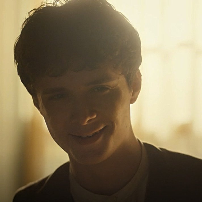 padmescurls's tweet photo. This is by far my favourite look Gilbert has ever given Anne. He was trying to play it cool but then gave the goofiest grin when she smiled at him. One smitten kitten! #renewannewithane https://t.co/tROkORaE2x