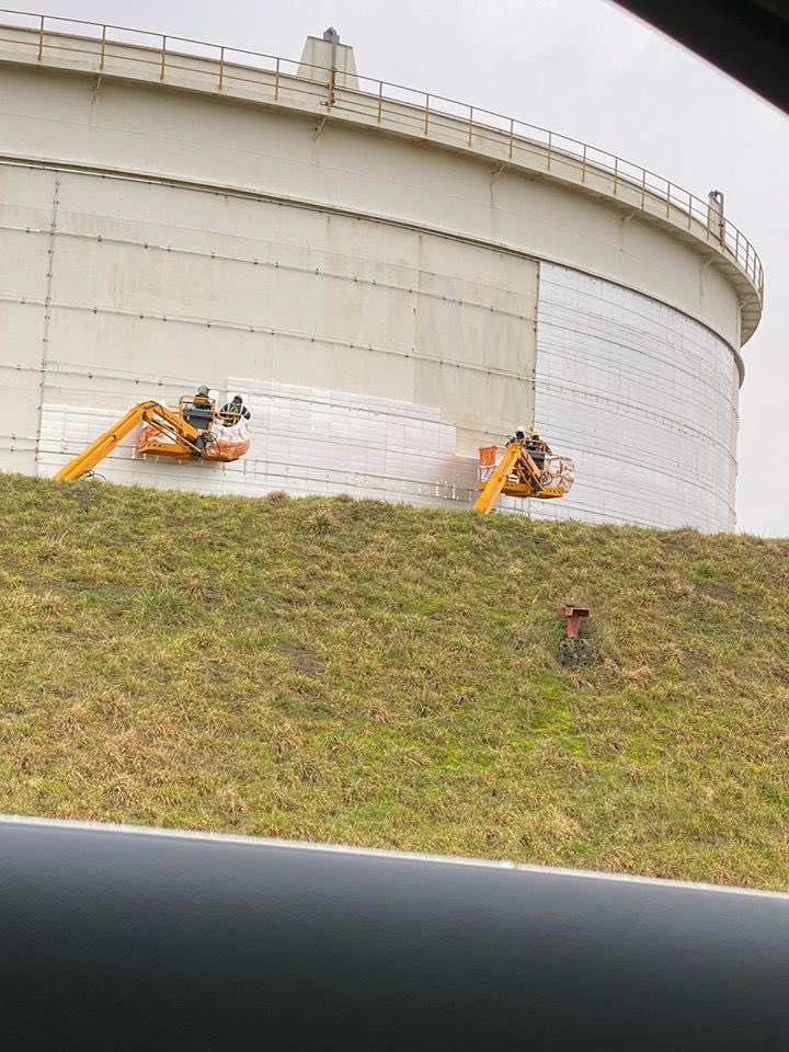 Mooi begin van het nieuwe jaar!!!!

De eerste tank wordt voorzien van onze isolatie! De volgende 87 tanks volgen spoedig. 

Dankzij Budgetisolatie zitten de tanks er straks warmpjes bij!!! #isolatie #pir #bauder