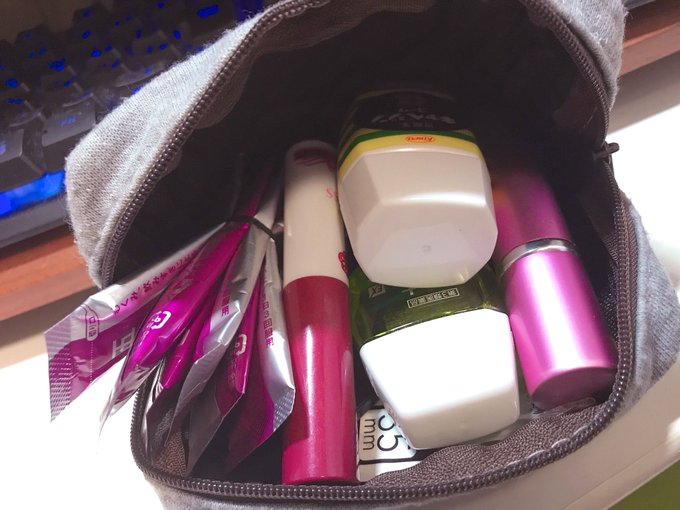 女の子らしいポーチの中身してる😘💗💗💗 