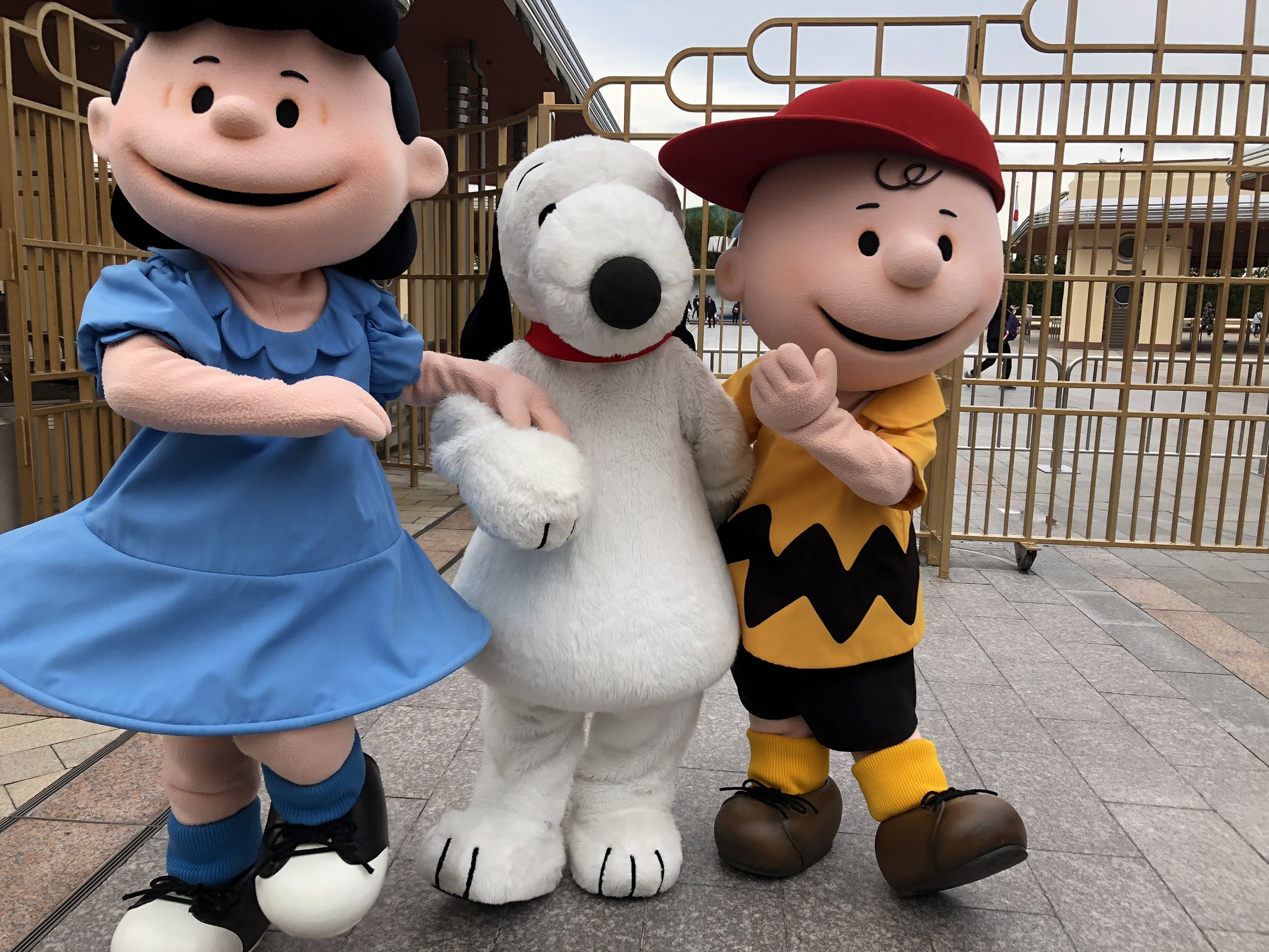 スヌーピーさんlove かわいい3ショット そして 例の如くルーシーとスヌーピーの1番前の取り合い Usjファン ピーナッツ T Co Zk1evdolhp Twitter