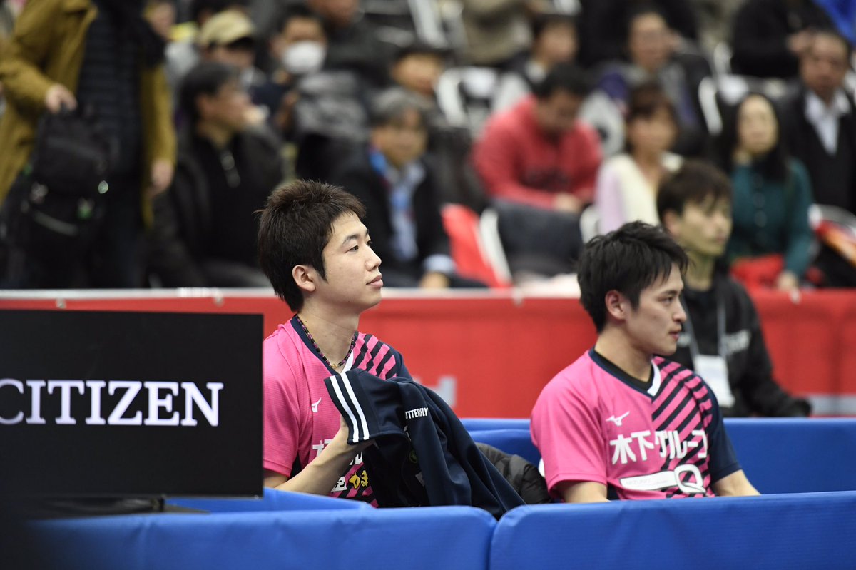 #全日本卓球 男子ダブルス準々決勝

戸上隼輔／宮川昌大（野田学園高）　3-1　水谷隼／大島祐哉（木下グループ）

戸上が水谷/大島のつなぎのボールを一撃で狙い撃ち、宮川が続く連係で、優勝候補ペアを撃破！
#卓球 #卓球レポート #卓レポ