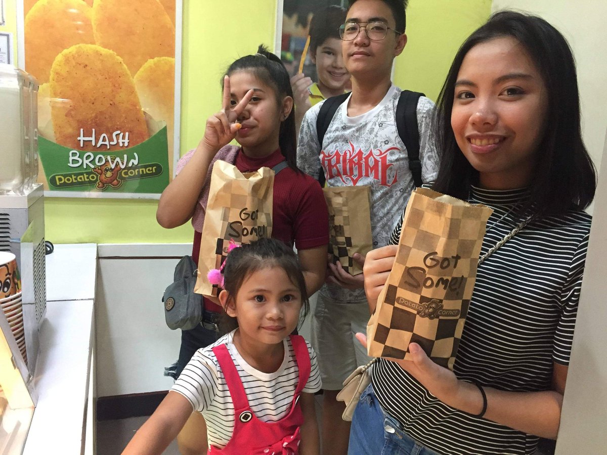 Mechel_RH's tweet photo. 3 different flavors of their fave @PotatoCornerPH #1YearFreeFries #PCGoldCard2020 https://t.co/EHkRv6Nrpj
