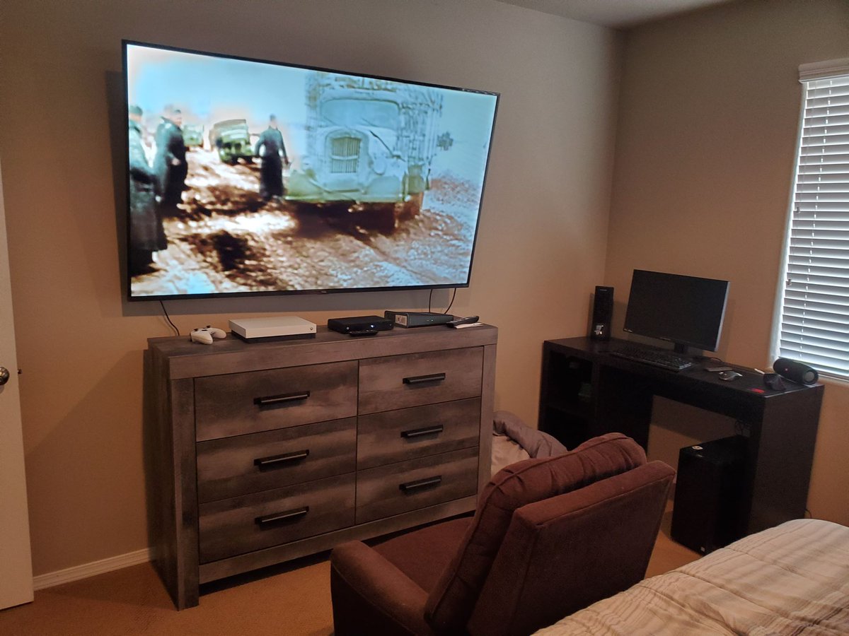 KateBunnie's tweet photo. My set up. Before and after now with the dual monitors. Don't how how I lived before without dual monitors. 😍 https://t.co/9b5bN8BWH7