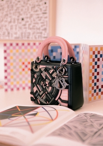 Goodskiller1's tweet photo. ❤️Dior Lady Art bags
This bag is inspired by the cosmos to create this motif.
What do you think of when you see this bag？
#goodskiller #diorladybag #Diorfashionbag #dior #designbags #fashionblogger https://t.co/zrlhQYmtbc