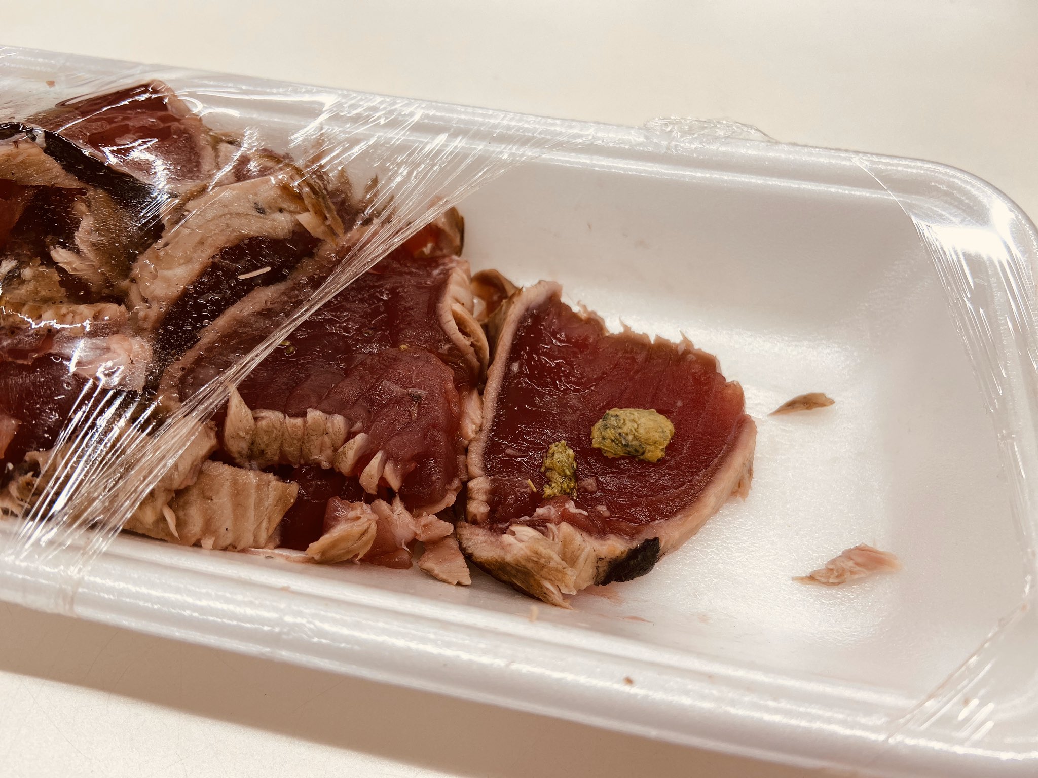 春宮茉由 カツオのたたきを切ったら中から謎の物体が出てきて 怖すぎて買ったお店に電話した 寄生虫だそうな T Co S4bgbb6xns Twitter