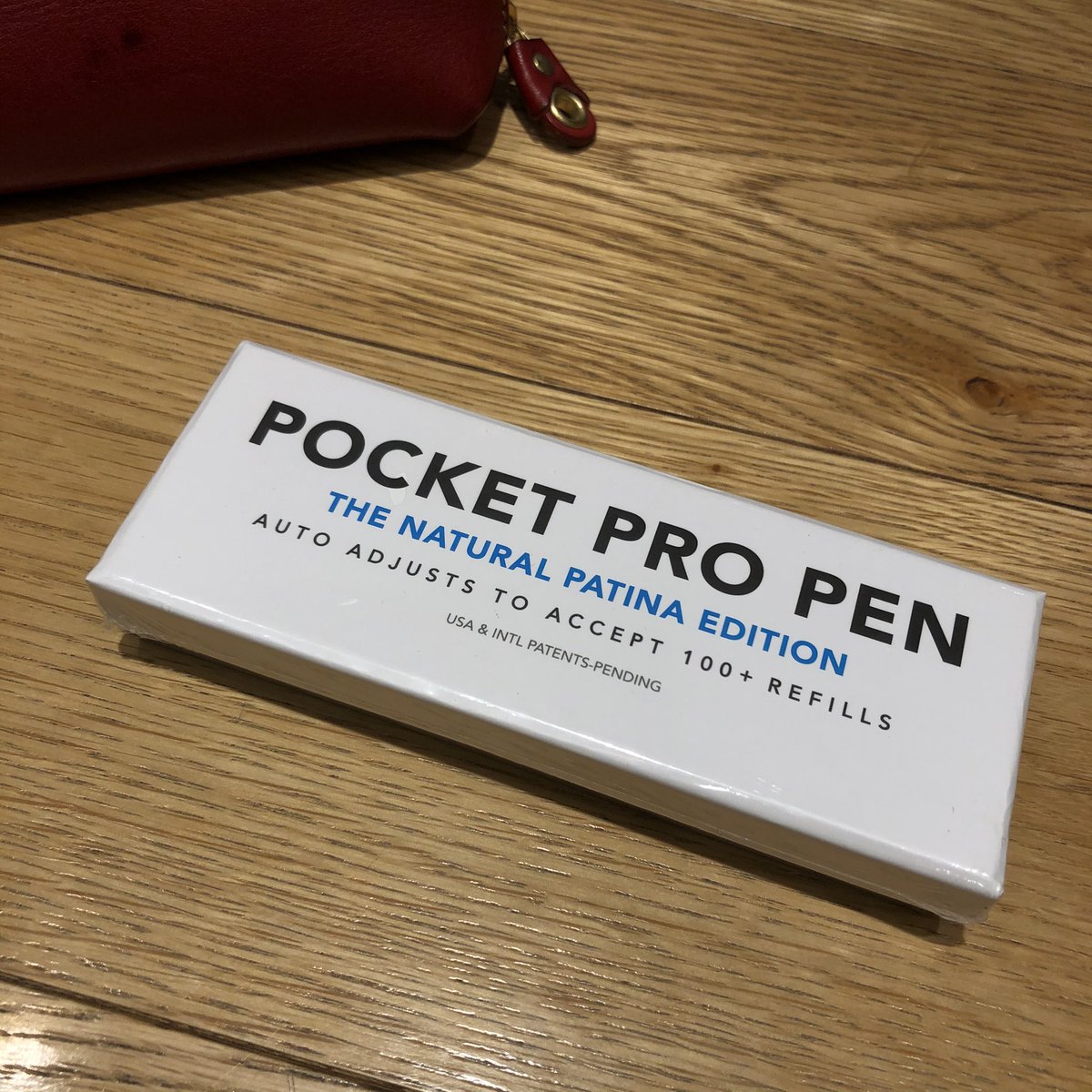 nanoha_mae's tweet image. 出資していた #PocketPro(銅軸)が手元に届きました。愛用しているTi click EDC(チタン軸)と同じく、100種類以上の替芯が使える優れモノ。加えてプラ軸ペンと違い、破損の心配はほぼ無いので失くさない限り一生の相棒です。今回の銅軸は経年変化も楽しみ。

#文具 #文房具 #ペン #重いペンが好み