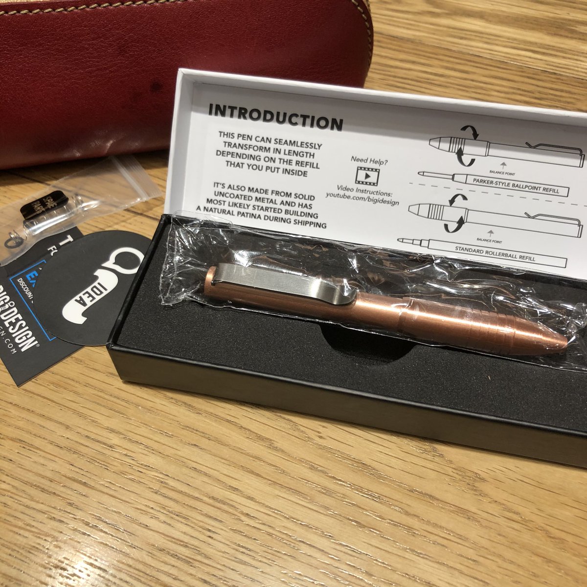 nanoha_mae's tweet image. 出資していた #PocketPro(銅軸)が手元に届きました。愛用しているTi click EDC(チタン軸)と同じく、100種類以上の替芯が使える優れモノ。加えてプラ軸ペンと違い、破損の心配はほぼ無いので失くさない限り一生の相棒です。今回の銅軸は経年変化も楽しみ。

#文具 #文房具 #ペン #重いペンが好み