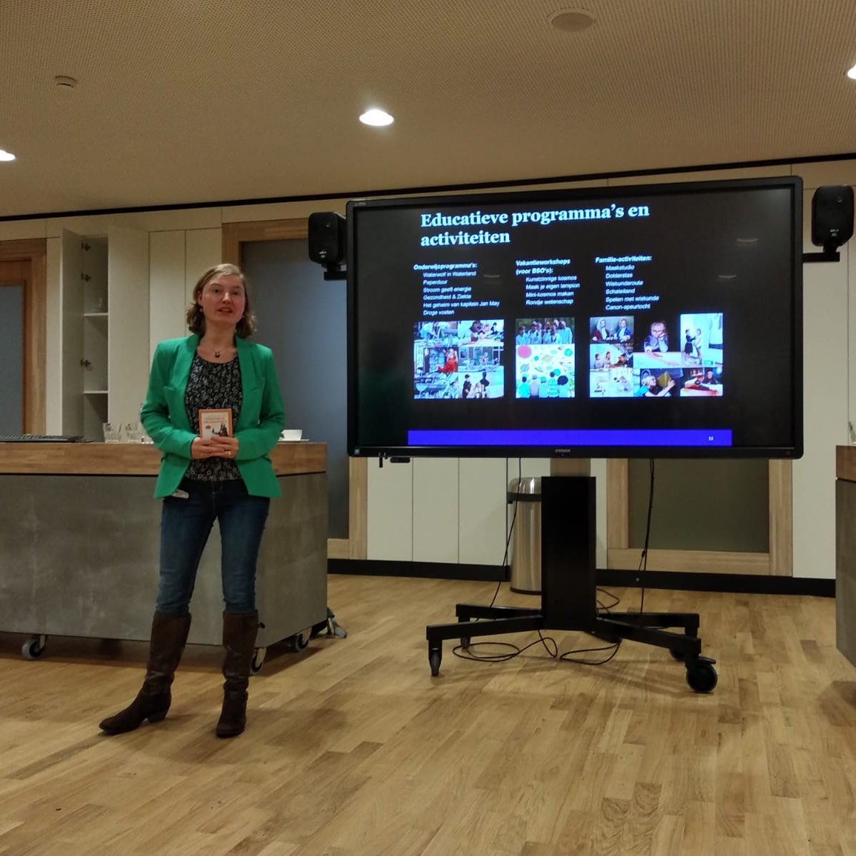 Marketeer <a href="/VeraWeterings/">Vera Weterings-van Dijk</a> geeft bij de #netwerkbijeenkomst van <a href="/verwonderpas/">Verwonder om de hoek</a> in <a href="/museumnaturalis/">Naturalis Biodiversity Center</a> een flitspresentatie over de educatieve programma’s van Rijksmuseum Boerhaave: van #bso tot familieactiviteit en van groep 4 tot en met groep 8. Meer info via rijksmuseumboerhaave.nl/onderwijs/