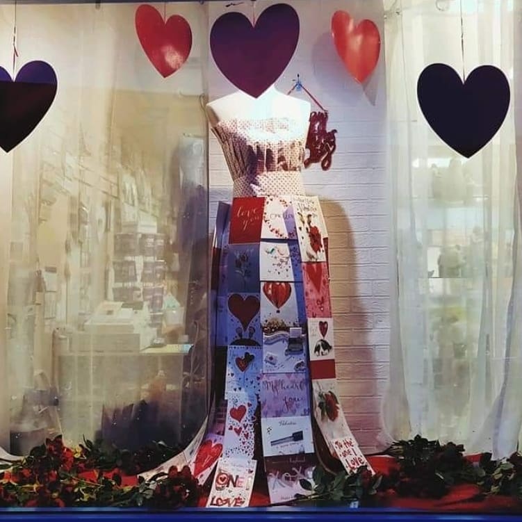 mantonscards's tweet photo. Love is in the air and also in the window at Mantons, with less than a month until Valentine's Day.
#porterin #isleofman #Mantons #greetingcards #valentinesgift #valentinescards #vm #windowdisplay https://t.co/6YiAzP7pol
