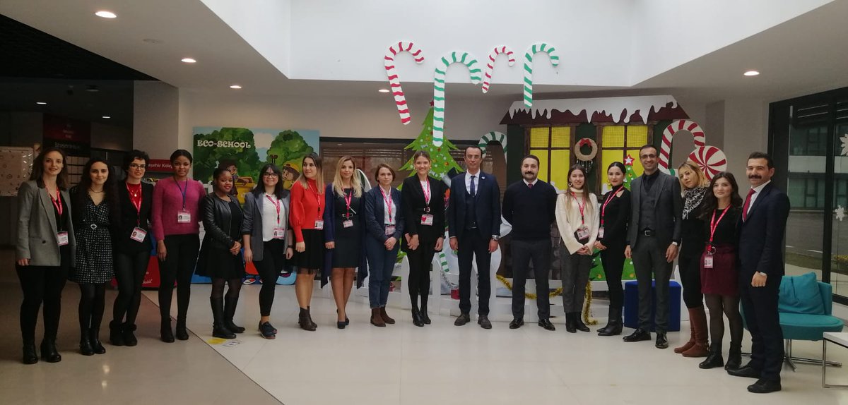 BK Ömerli Kampüsü, Kapısından İçeri Girdiğinizde;
Ne Duyarsınız?
Kuş Sesleri ve Çocukların Kahkahaları...
Ne Görürsünüz ?
Yemyeşil Doğanın Tam İçinde, Sıcacık Bir Gülümseme, Çalışan, Yönetici, Öğretmen ve Çocukların Gözlerinde...
Ne Hissederdiniz?
Mutluluk
Biz Mutlu Bir Aileyiz..