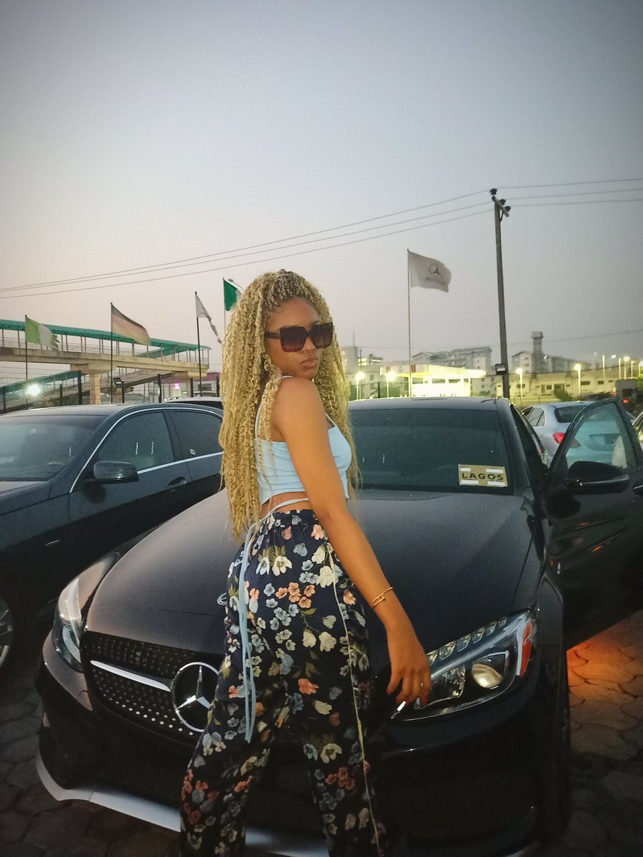 Chichi_Arinze's tweet image. This baby is the 2018 C43.

The headlights come up when you start the engine in the most beautiful way! This car for the guys, would pull alllll the babes and for the ladies, this is the perfect vehicle for a boss chick.
I’m giving her out on a mad discount

#benzlovers #autogirl