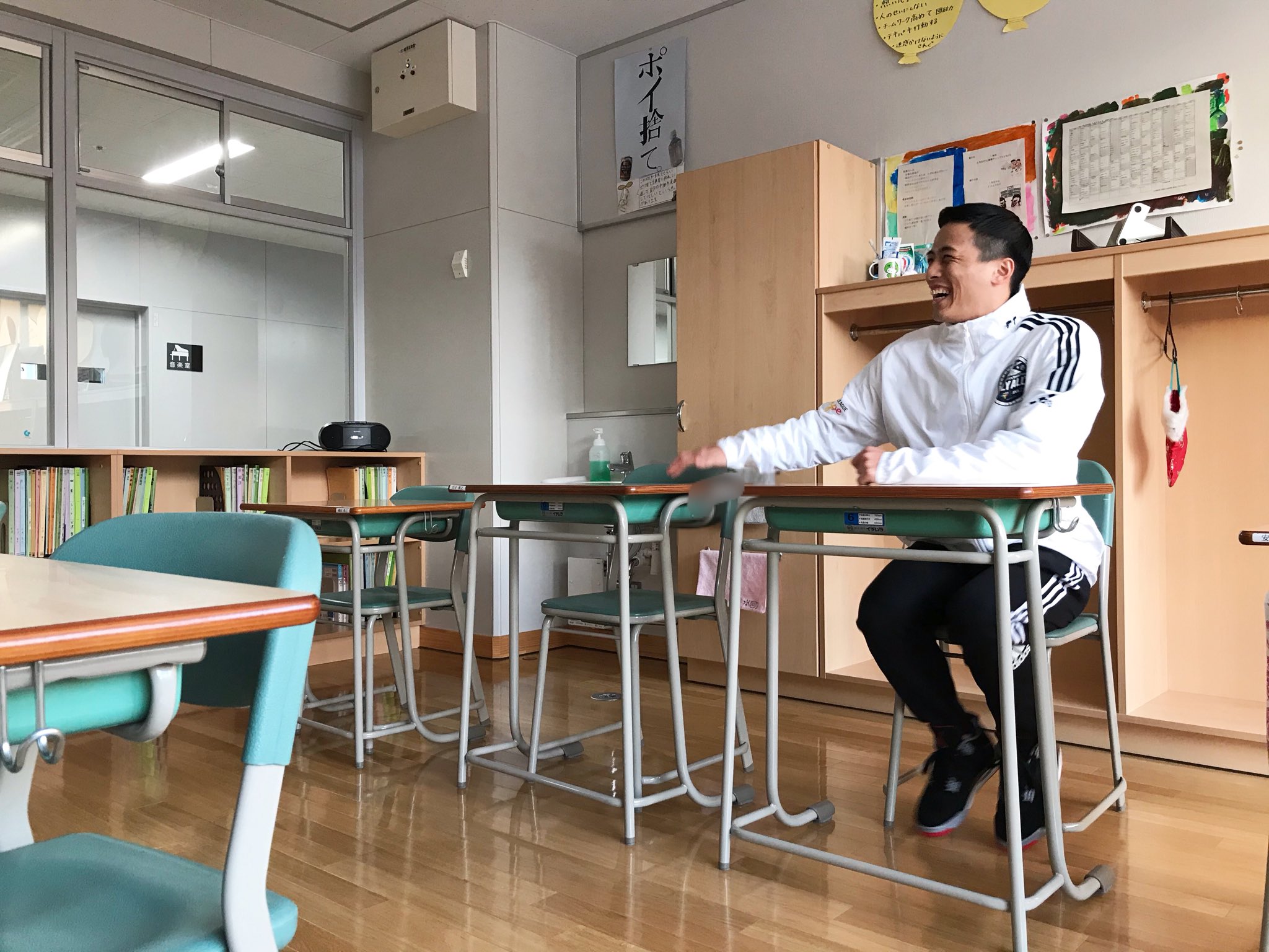 千葉ジェッツふなばし Paint It Jets B Hope活動で訪問した 札幌みなみの杜高等支援学校の教室見学で童心に帰る 富樫勇樹 選手と横浜 田渡凌 選手 Chibajets Bリーグ 先生 富樫くんが寝てます ビーコル バスケ Bhope T Co 4xdk1ruvsx 千葉ジェッツふなばし Paint It Jets B Hope活動で訪問した 札幌みなみの杜高等支援学校の教室見学で童心に帰る 富樫勇樹 選手と横浜 田渡凌 選手 Chibajets Bリーグ 先生 富樫くんが寝てます ビーコル バスケ Bhope T Co 4xdk1ruvsx