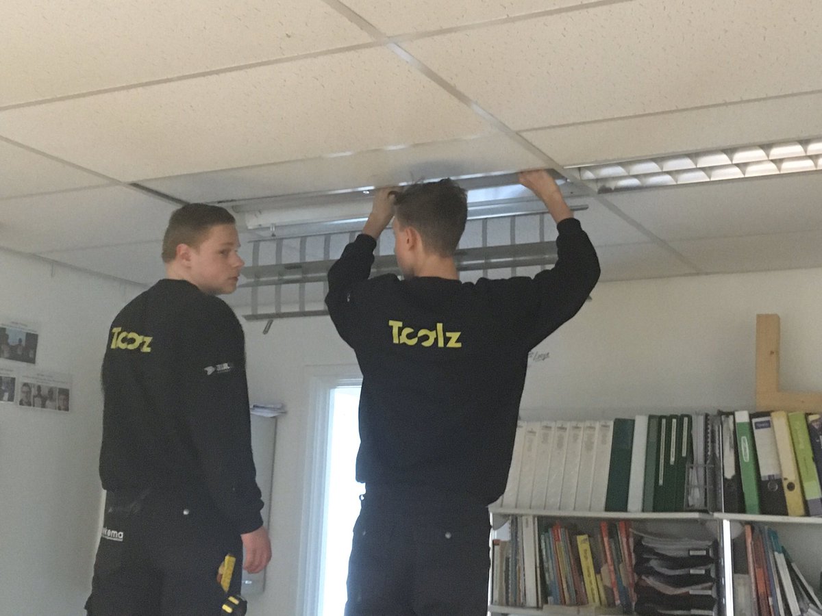 HeeToolz's tweet photo. 2 Toolzmannen die de verlichting in het studielokaal ombouwen naar LED zodat ze beter de lessen kunnen volgen 😂 @AccoladeNL @FrieslandColl https://t.co/ATnqSc6VFc