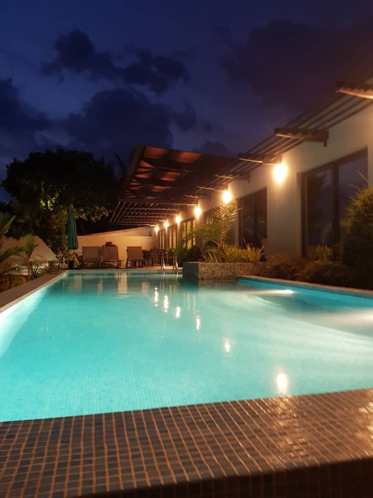 Wee_Tox's tweet photo. Chic maison Assinie en location pour tout événement . 
Vous disposez de : 
6 chambres / 1 grand salon / 1e salle à manger / une cuisine 
Une belle vue sur la lagune 
N’hésitez pas à contacter les numéros suivants : 79761885 / 07396833 
#RT #225 #Abidjan #CIV https://t.co/ckLIxuBMhI