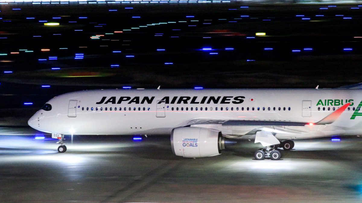 やまのクマさん タキシングするjalのa350を1 5流し 垂直尾翼は白飛びするのでカット 夜の空港はやっぱり幻想的でいい 新しい機体は輝いてますね カッコイイ Jal A350 羽田空港 夜間撮影 流し撮り Hnd エアバス Flyjal 飛行機写真