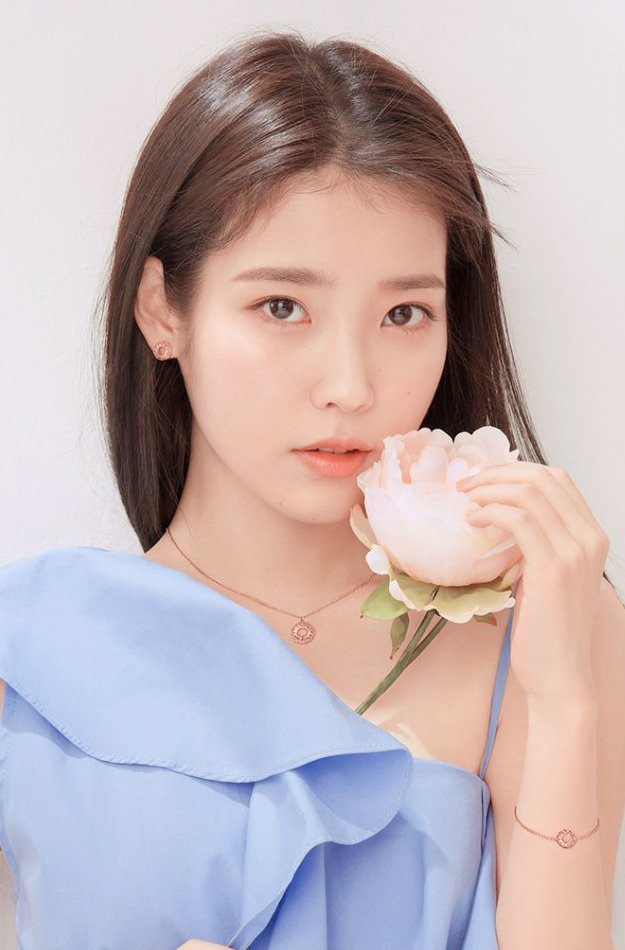 Ли чжи ын. Iu певица 2021. Поли аи ию. Айю iu. Айю iu.