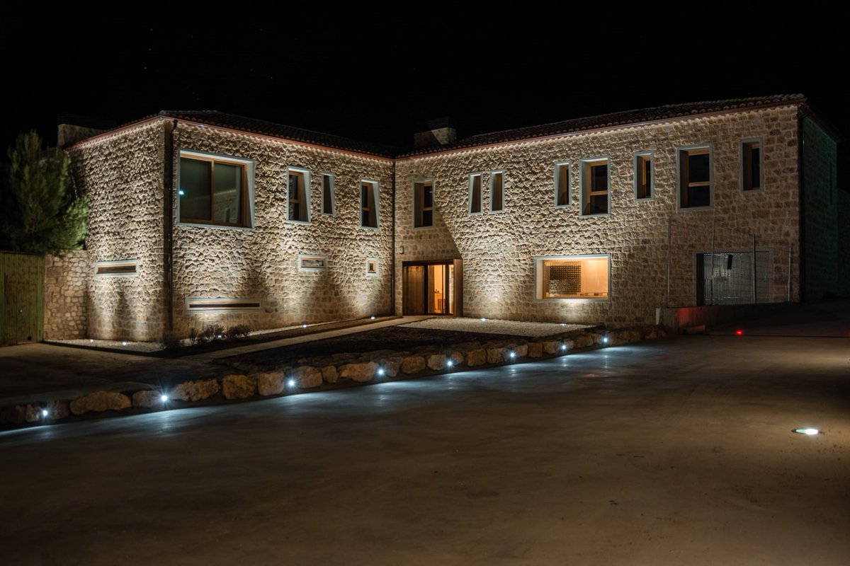 BurgosTur's tweet photo. Un vino con cuerpo y carácter; un vino único de unas tierras bañadas por el Arlanza. ¡Prueba un vino diferente! ¡Atrévete con un vino de #Burgos! ¿Dónde? En las bodegas de la @DOArlanza https://t.co/3pINm8s2WG #DestinoBurgos #SomosOrigenYDestino https://t.co/SHIFA4SFrU