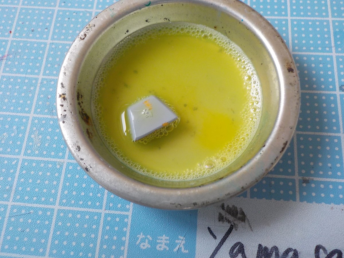 ヤマサン ガンプラ趣味製作 新水性ホビーカラーの塗装はがし マジックリン がなかったので代用で１００均のアルカリ性洗剤で実験 ものの数分で剥がし完了 下地のラッカーのサフは落ちない 便利やで 何度でも失敗ｏｋ したくないけど ガンプラ