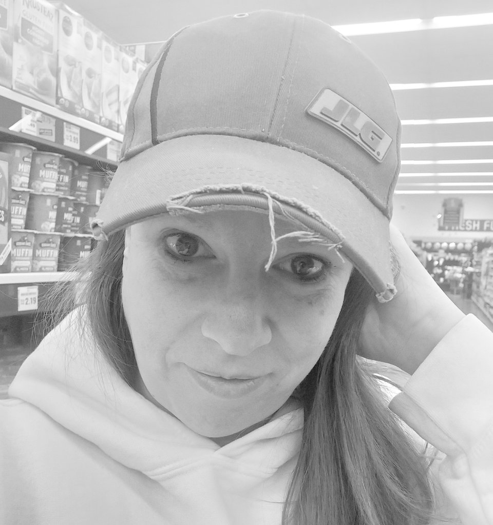 ChristiB21's tweet photo. Nothing like taking on @Chelsieb105 while doing your grocery shopping at the local @kroger LOL  #letsgokrogering #countrygirl #kentucky #countryprincess #oneday @BigDaveB105 https://t.co/MUg3WPz77h
