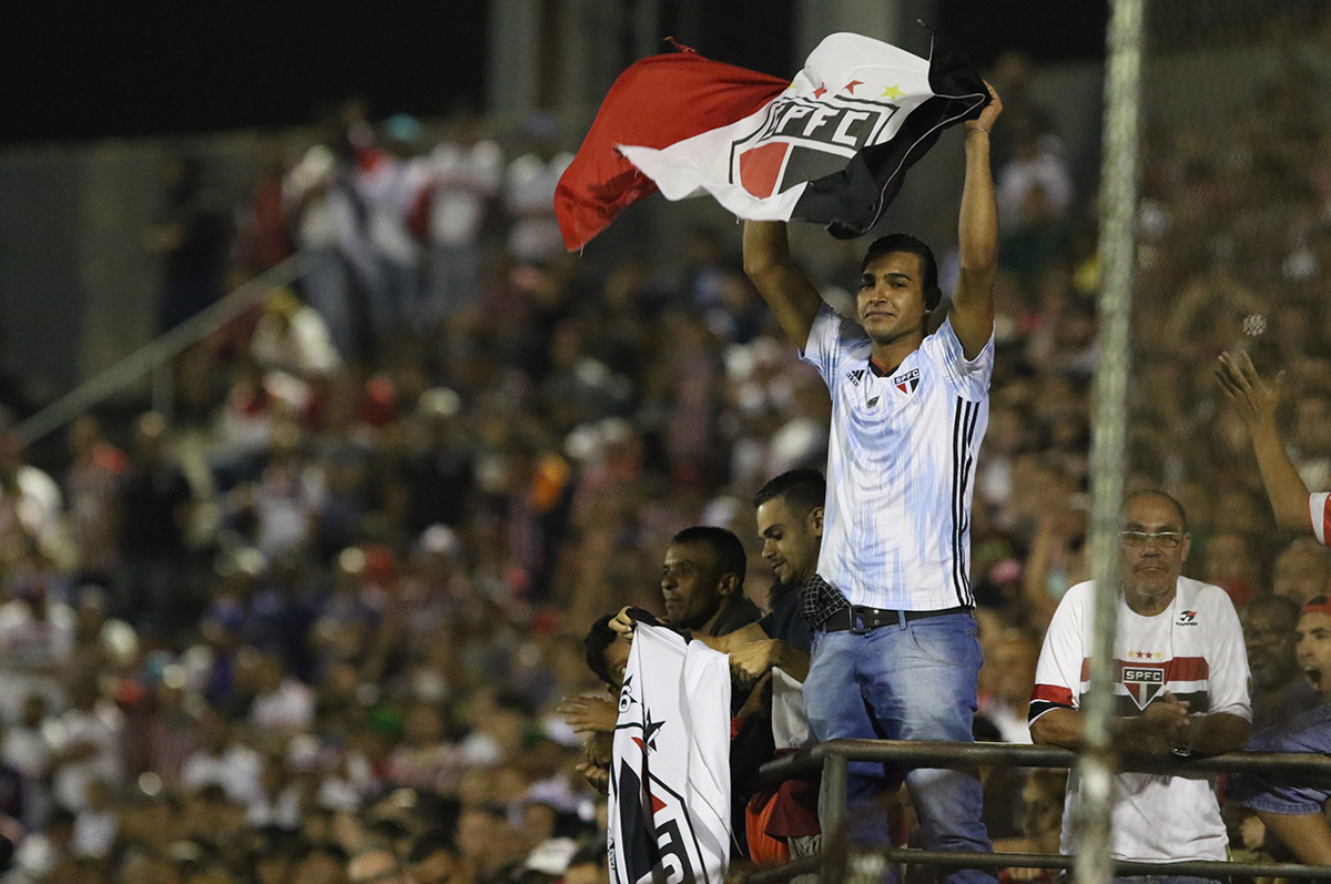 SaoPauloFC's tweet photo. 🥰💪🏿 A torcida são-paulina deu show em São Bernardo do Campo e ajudou muito nossos garotos #MadeInCotia no caminho até as quartas de final da @Copinha, jogo que será em Barueri. Obrigado pela força de sempre #VamosSãoPaulo 🇾🇪 https://t.co/h4Uu1dLbCt