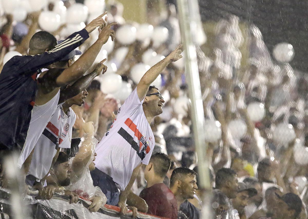 SaoPauloFC's tweet photo. 🥰💪🏿 A torcida são-paulina deu show em São Bernardo do Campo e ajudou muito nossos garotos #MadeInCotia no caminho até as quartas de final da @Copinha, jogo que será em Barueri. Obrigado pela força de sempre #VamosSãoPaulo 🇾🇪 https://t.co/h4Uu1dLbCt