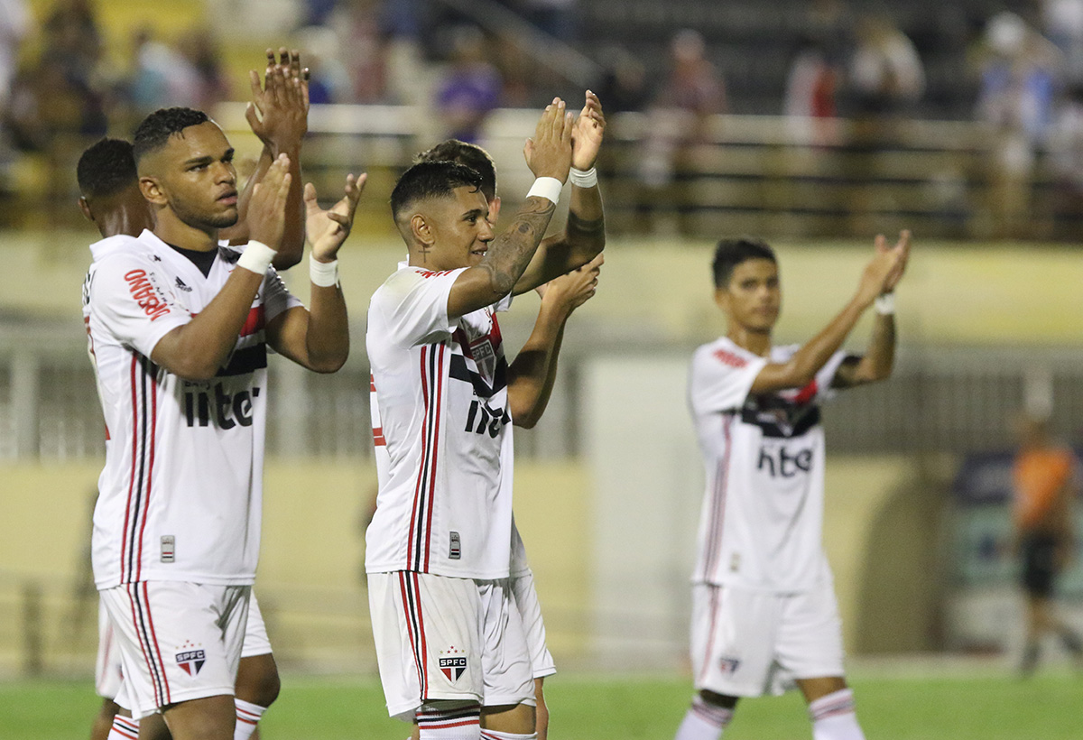 SaoPauloFC's tweet photo. 🥰💪🏿 A torcida são-paulina deu show em São Bernardo do Campo e ajudou muito nossos garotos #MadeInCotia no caminho até as quartas de final da @Copinha, jogo que será em Barueri. Obrigado pela força de sempre #VamosSãoPaulo 🇾🇪 https://t.co/h4Uu1dLbCt