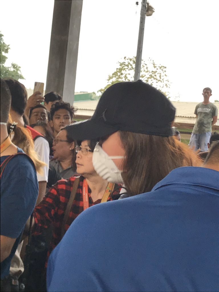jremly15's tweet photo. Angel Locsin should be protected at all cost like a national treasure. Its rare to see a soul so pure who shows up every time there’s a call for help. Despite the danger, shes now in Batangas distributing relief goods to victims of Taal Volcano eruption. @143redangel
#HelpTaal https://t.co/WpFPTHd3FF
