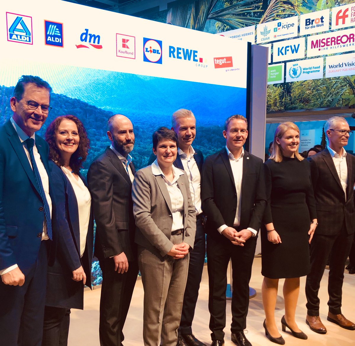 Minister Müller: „Viele Menschen am Anfang unserer Lieferketten erhalten Löhne, die nicht zum Leben reichen. 7 große EINZELHÄNDLER gehen jetzt voran und verpflichten sich zu existenzsichernden Löhnen. Ein wichtiger Schritt! Faire Lieferketten müssen Standard werden!“ #GrueneWoche