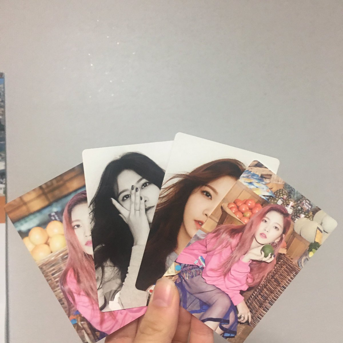 a07090709a's tweet photo. 레드벨벳 16,17 시그 포카 팔아요 
장당 0.6 
예림 ,승완 4장 =각각 2.0
슬기 2장= 1.0
디엠주세요 🥰
#레드벨벳 #시즌그리�� #포카 https://t.co/dIQUgF605g