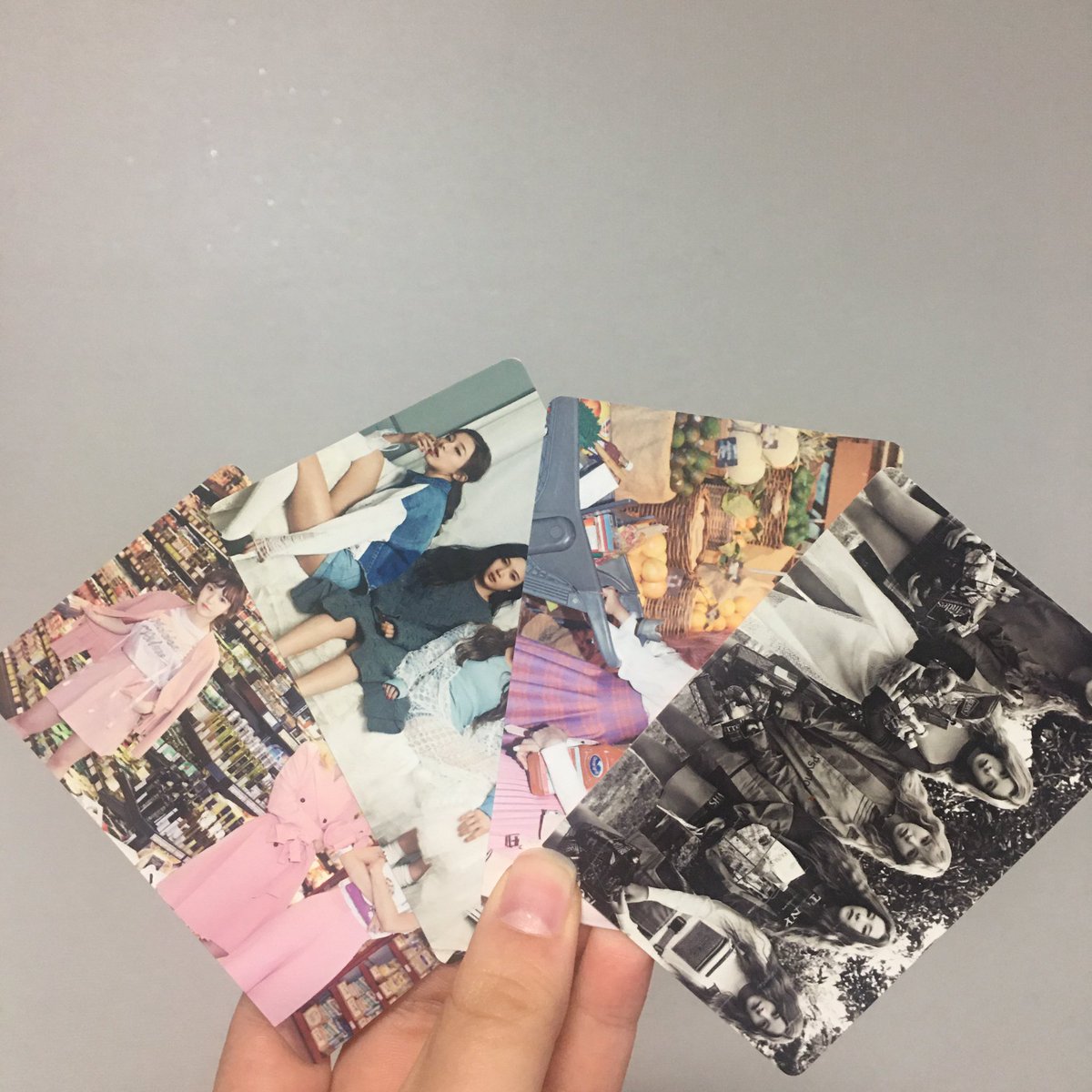 a07090709a's tweet photo. 레드벨벳 16,17 시그 포카 팔아요 
장당 0.6 
예림 ,승완 4장 =각각 2.0
슬기 2장= 1.0
디엠주세요 🥰
#레드벨벳 #시즌그리�� #포카 https://t.co/dIQUgF605g