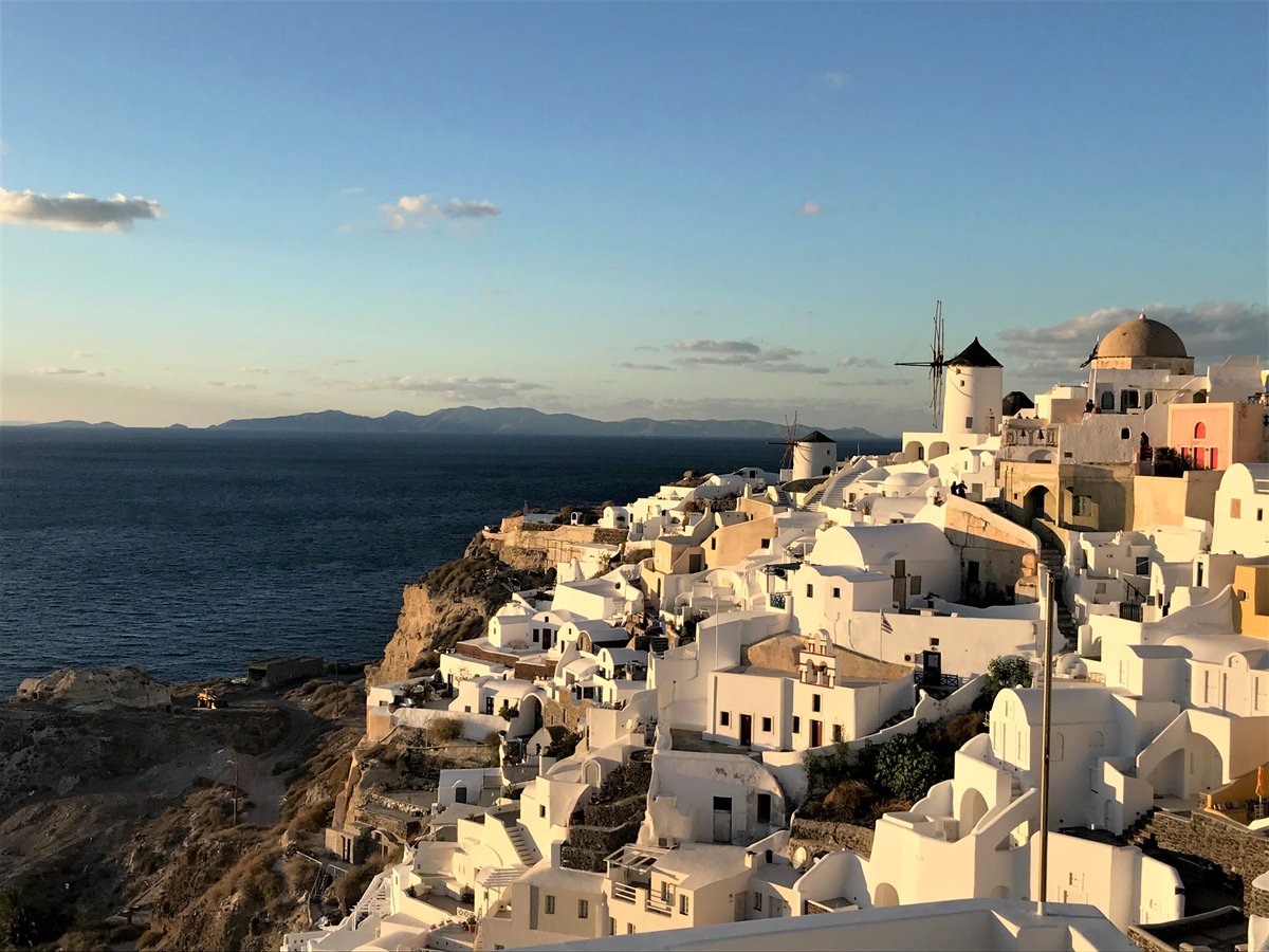 外務省やわらかツイート ここはどこ ギリシャ サントリーニ島 イアの街の夕暮れ 青い海と空に映える白い街も 夕暮れ時にはこんなやわらかな色に 1日の終わりを実感します お疲れ様です