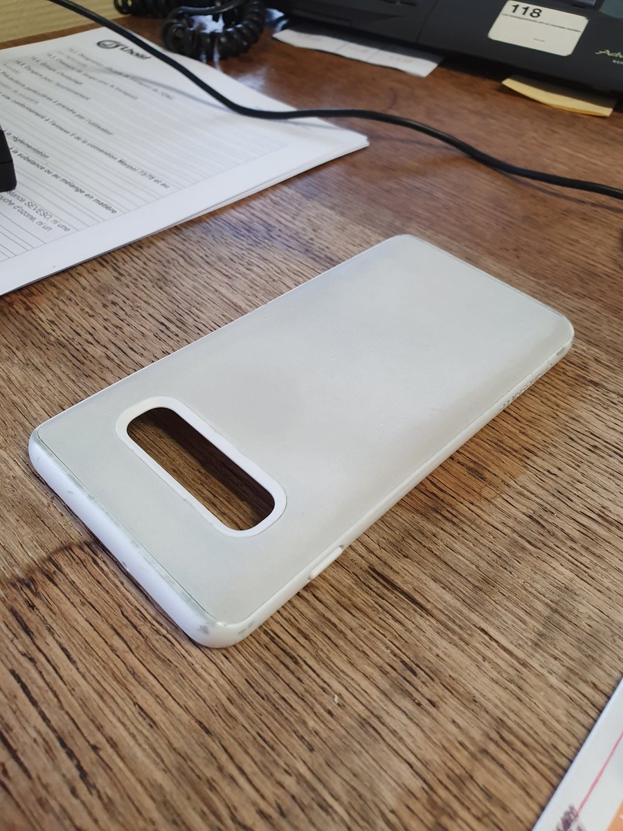 NathDlgn's tweet photo. @GetRhinoShield Bonjour voilà l'état de ma coque ( blanche de base ) après deux mois d'utilisation, une solution pour récupérer ça ? Merci https://t.co/UV8CECmx0j