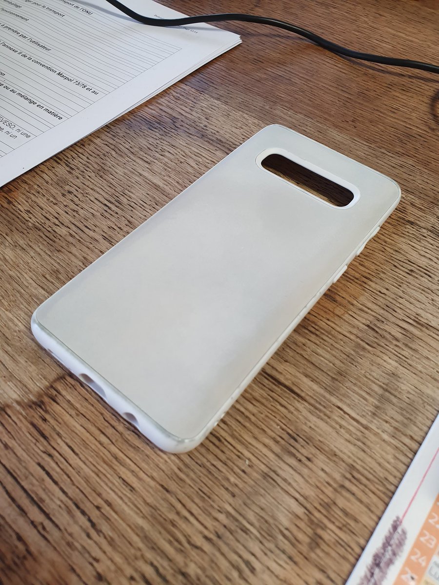 NathDlgn's tweet photo. @GetRhinoShield Bonjour voilà l'état de ma coque ( blanche de base ) après deux mois d'utilisation, une solution pour récupérer ça ? Merci https://t.co/UV8CECmx0j
