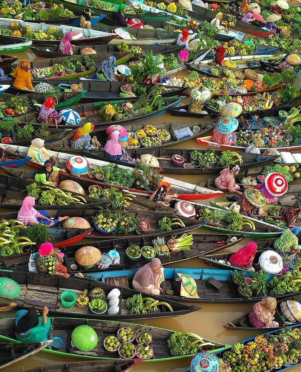 inc_memories's tweet photo. Wajah Mass Floating Market, Indonesia 🍅🍋🍌
FEATURE: 📷@dryhenmiham
Fact - One can buy and eat gai chicken biryani, northern khao soi curried noodles, bananas, green beans, meat, tomato, lemon, fruits, plants, and more.  
#travel.#traveling #floatingmarket https://t.co/ifD6w0rzkf