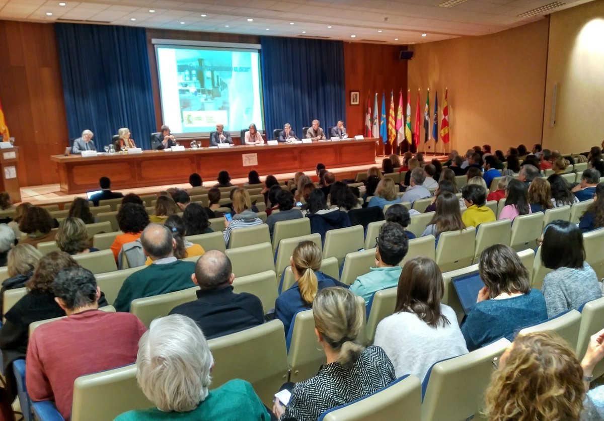 SaludISCIII's tweet photo. Los responsables del #ISCIII de Microbiología, Epidemiología,  Medicina Tropical, Sanidad Ambiental, Salud Digital, Cronicidad y Cuidados, Enfermedades Raras y Salud Global están exponiendo los desafíos que tienen a corto plaza sus centros y programas. https://t.co/WlvoMIBty4