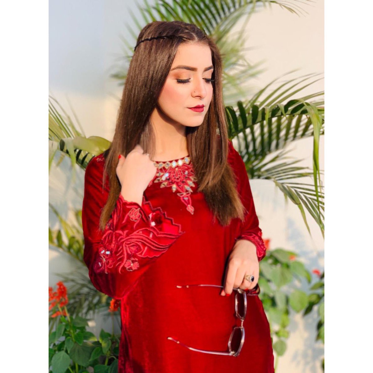 HinaNiazi8's tweet photo. وہ جو کڑوڑوں میں ایک ہے
وہ میں خود ہی ہوں۔۔ ✨
جی بالکل میں اپنی فیوڑٹ ہوں۔۔ 😂
#blessed
#happy
#hinaniazi
#contentedlife ✨
Wearing this beautiful jora designed by my darling @haniyasofficial 🍒♥️
P.s swipe right for more pictures 📸 https://t.co/3MagIQy7CE