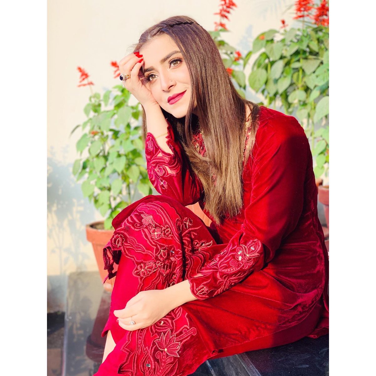HinaNiazi8's tweet photo. وہ جو کڑوڑوں میں ایک ہے
وہ میں خود ہی ہوں۔۔ ✨
جی بالکل میں اپنی فیوڑٹ ہوں۔۔ 😂
#blessed
#happy
#hinaniazi
#contentedlife ✨
Wearing this beautiful jora designed by my darling @haniyasofficial 🍒♥️
P.s swipe right for more pictures 📸 https://t.co/3MagIQy7CE