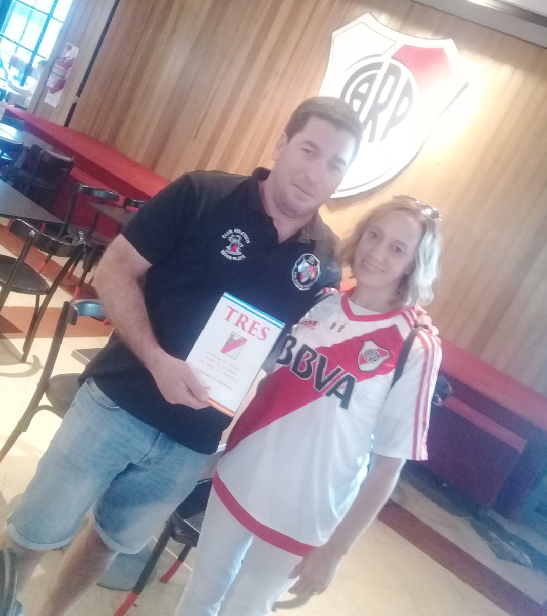 gustavocardone's tweet photo. De intensa gira millonaria por Bs. As., @riper30 se vuelve próximamente a @RiverPlateMalag con “Tres”, de @abarcaredic. Gracias! https://t.co/35Ei5s9lH9