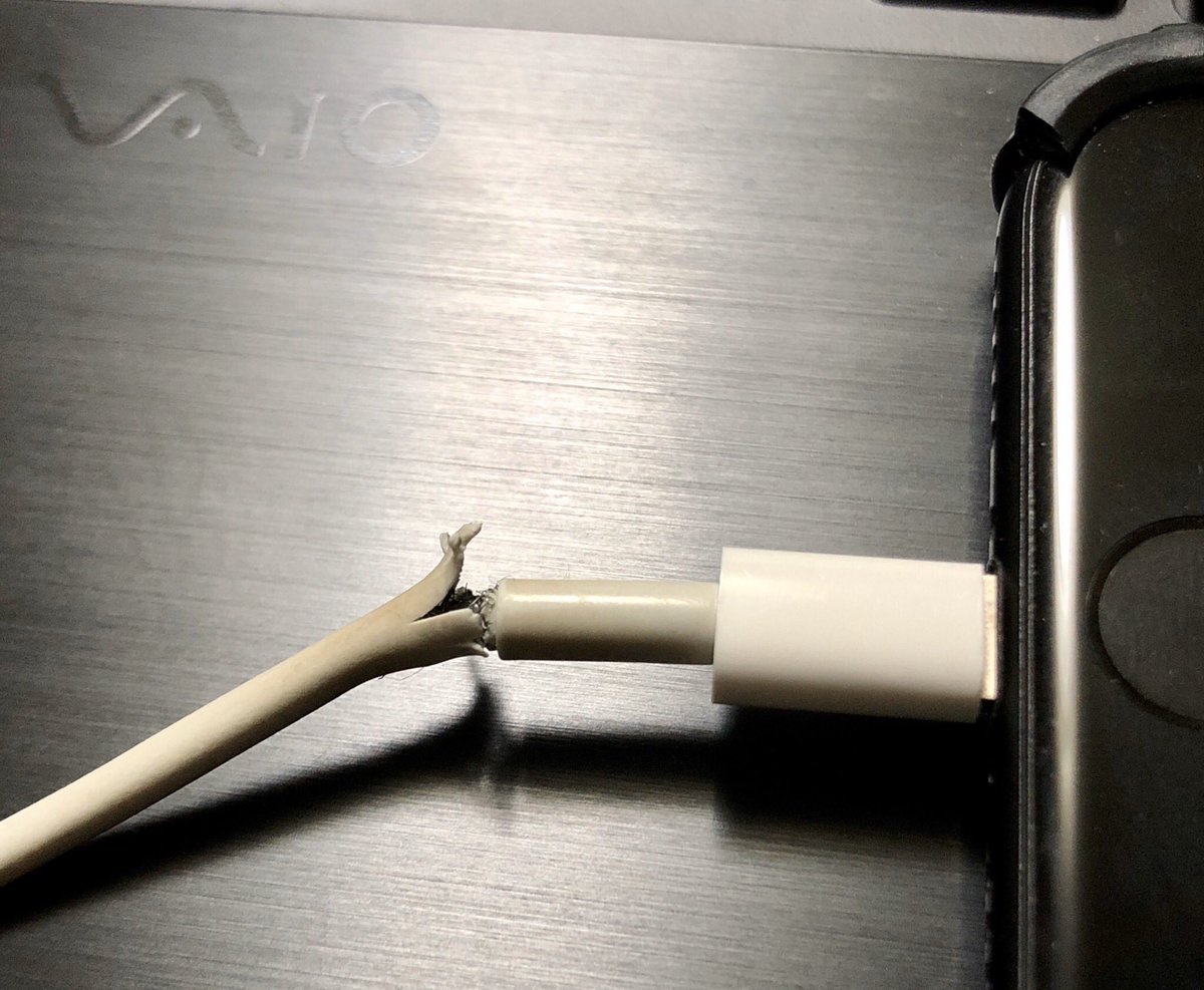 Hicks_Melbourne's tweet image. DAISOで売ってるこの500円のケーブルは、パソコンとの通信も可能

白・黒2色あり

(100円のは充電もできない場合あり使えない)

#iphoneケーブル 
#ダイソー