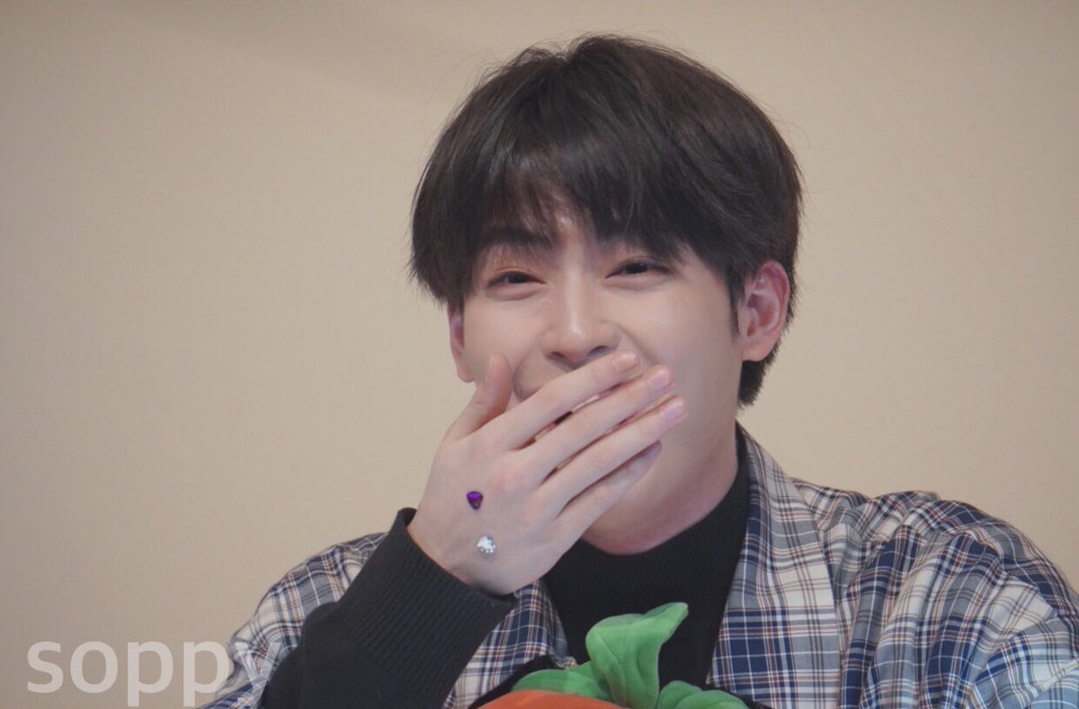 ____spy's tweet photo. 200104 
🤭💜✨🥕

#준섭 #신준섭 #배우신준섭 #ShinJunSeop https://t.co/OjVFNA0k6x