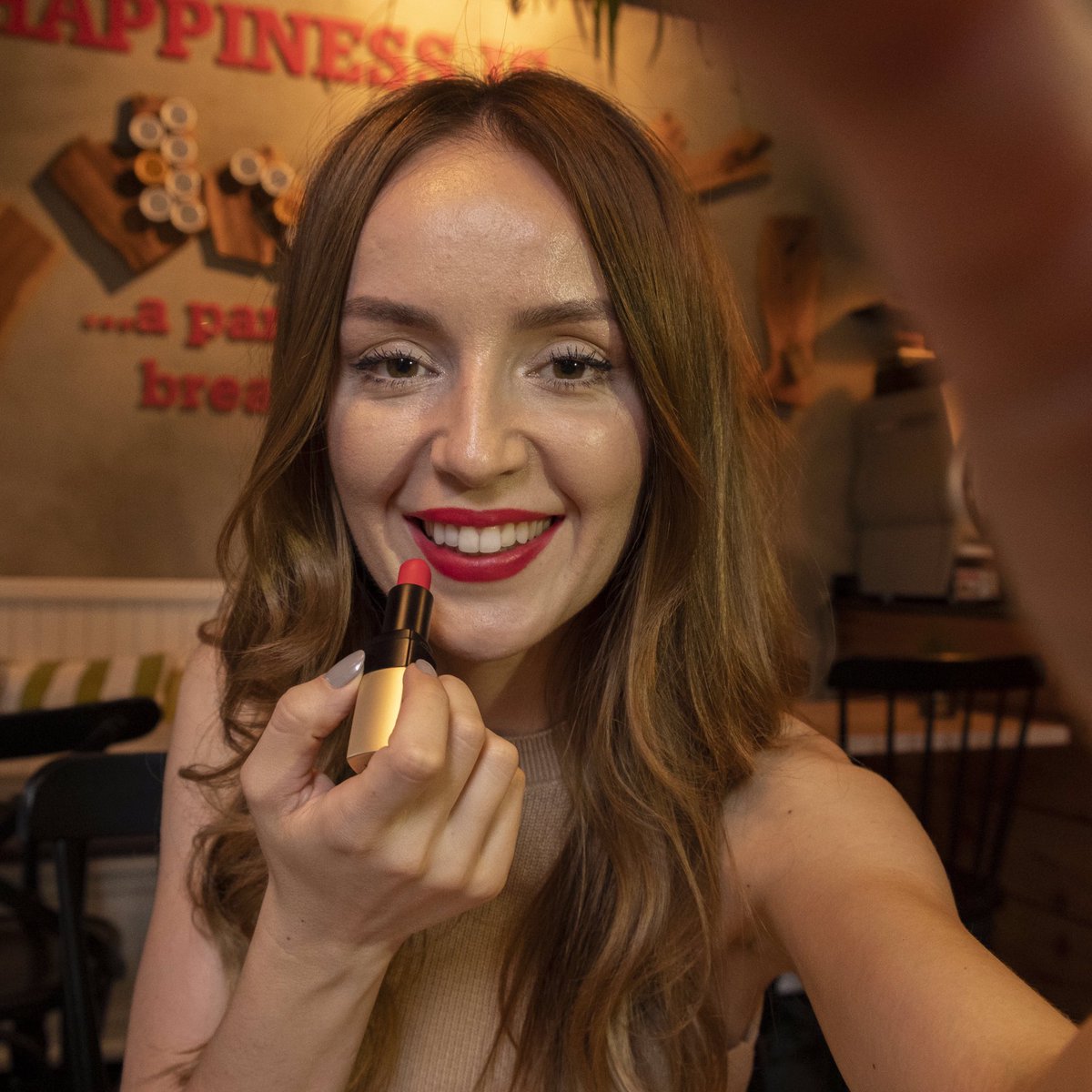 #Cuma şıklığı için iki basit tavsiye ✌🏻
Gülümsemenizin güzelliği haricinde varlığını asla hissetmeyeceğiniz #Orthero 🤩
Ve gülümsemenizi nefes kesici hale getirecek kımızı rujunuz 💋
.
.
.
.
#ortherogülümsetir #BizimleGülümse #OrtheroGülüşü #dental #ortodonti #friyay #friday