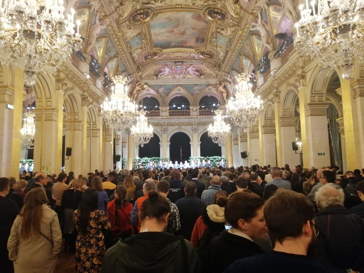 CausonsFr's tweet photo. Cérémonie des vœux d'@Anne_Hidalgo
Concernant l’accueil des réfugiés: "Nous avons découvert quelque chose qui existait déjà, la générosité des parisiennes et parisiens qui s'est exprimée a travers des bénévoles qui eux aussi ont déferlé"
 #causons #solidarite #paris19 https://t.co/mOD8dfXFsi