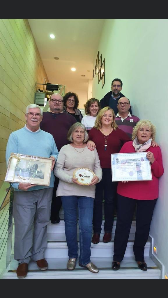 NatacioCalp's tweet photo. El @NatacioCalp con Melanie y John de la Tienda d Caridad d Calpe, agradeciendo su colaboracion con #piscina @calp_ayto @anasala66 https://t.co/04U75j0ddK