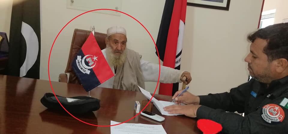 پولیس یونیفارم میں یہ نوجوان ایس ایچ او تھانہ باڑہ عقل عمین آفریدی ہے، ایک بابا جی کچھ فریادلے کراسکے آفس میں گئے تو غلطی سے ایس ایچ او کی کرسی پر بیٹھ گئے،“عقل عمین آفریدی”جب آفس آئے توباباجی کیساتھ سائڈوالی کرسی پربیٹھ کربڑےتحمل سےاسکی فریاد سن کر ضروری کاروائی کیلئے بھیج دیا