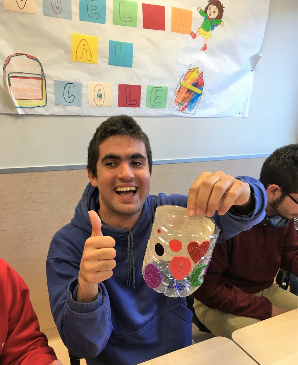 FuturoSingularC's tweet photo. El alumnado de #PTVAL ha participado en el taller de #RECICLAJE ♻️organizado por @sadecocordoba . En él han aprendido a transformar botellas de plástico en originales maceteros 🌷🌼contribuyendo así al reciclaje de los envases de plástico.
#50AniversarioFuturoSingularC https://t.co/Pd97c02k2L