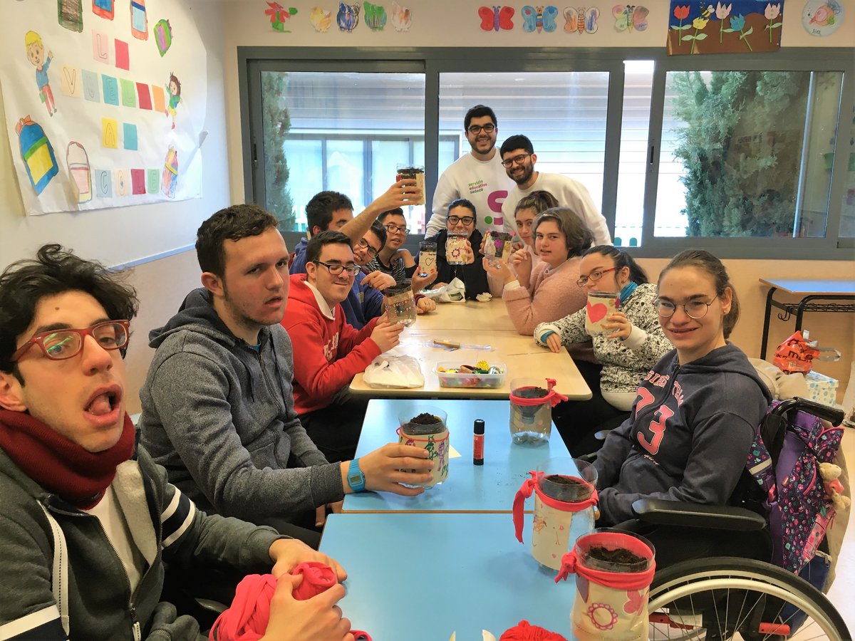 FuturoSingularC's tweet photo. El alumnado de #PTVAL ha participado en el taller de #RECICLAJE ♻️organizado por @sadecocordoba . En él han aprendido a transformar botellas de plástico en originales maceteros 🌷🌼contribuyendo así al reciclaje de los envases de plástico.
#50AniversarioFuturoSingularC https://t.co/Pd97c02k2L