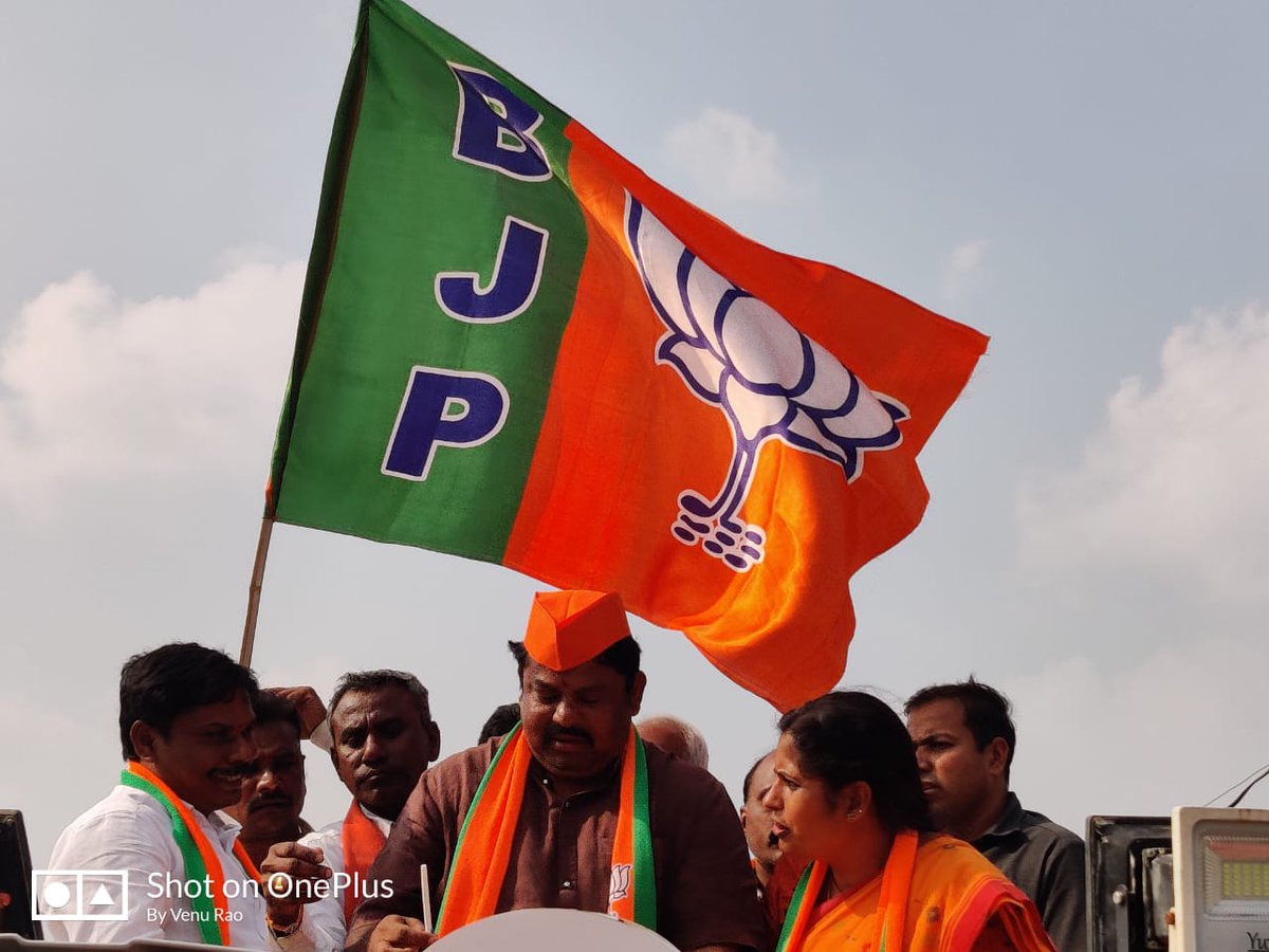 Keerthireddybjp's tweet photo. ఈ రోజు భూపాలపల్లిలో మునిసిపాలిటీ ఎన్నికల సందర్భంగా ప్రచారానికి విచ్చేసిన గోశామహల్ ఎమ్మెల్యే శ్రీ రాజాసింగ్ గారు బైక్ ర్యాలీలో పాల్గొని వార్డుల అన్ని తిరిగి ప్రచారం చేసి బిజెపి కి ఓటు వేసి గెలిపించాలని కోరారు.
#VOTE4BJP
#BJP4BHPL https://t.co/76O0oXx05U
